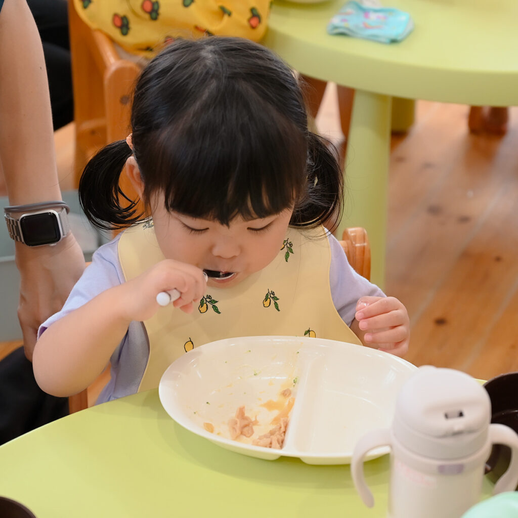 ご飯を食べる女の子