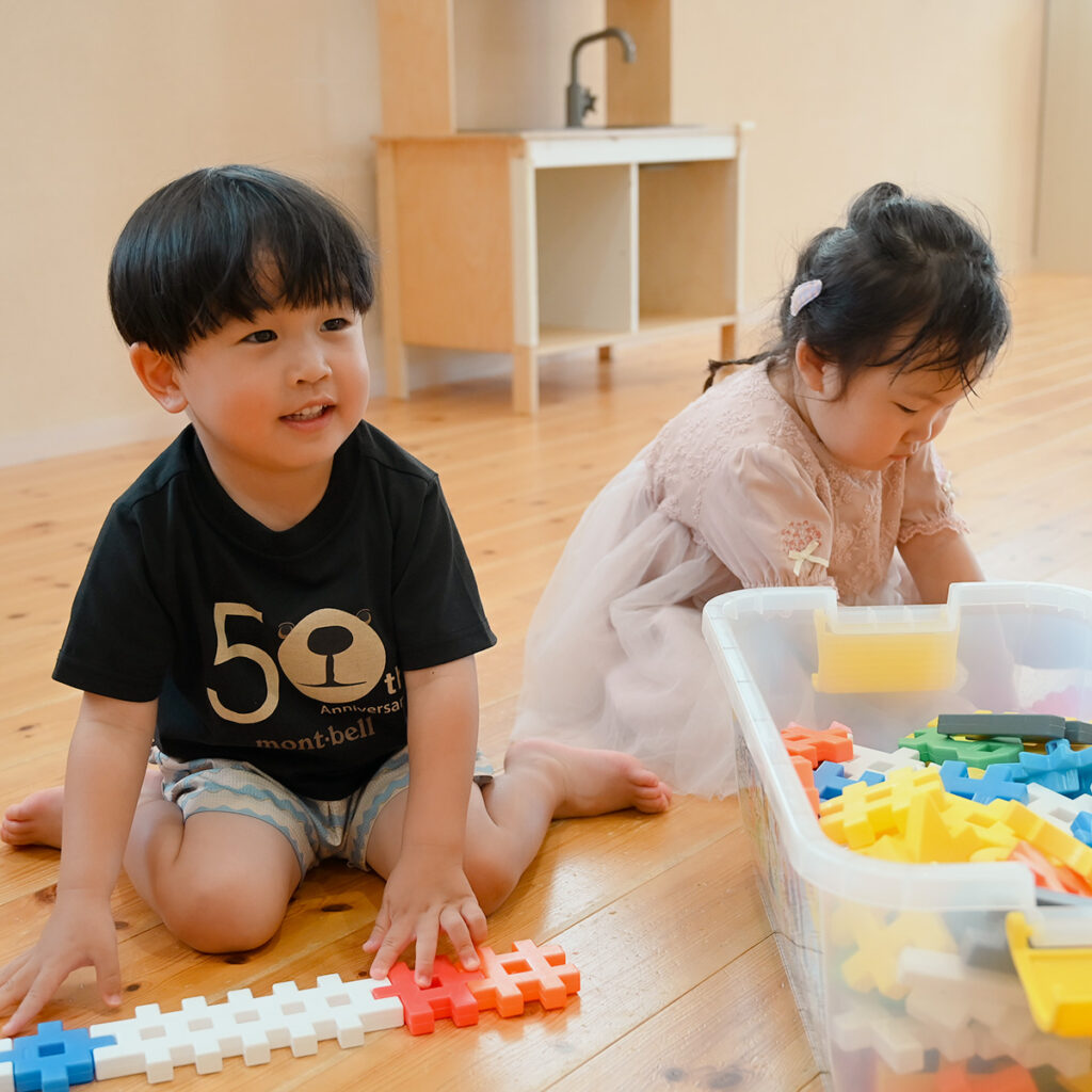 おもちゃで遊ぶ男の子