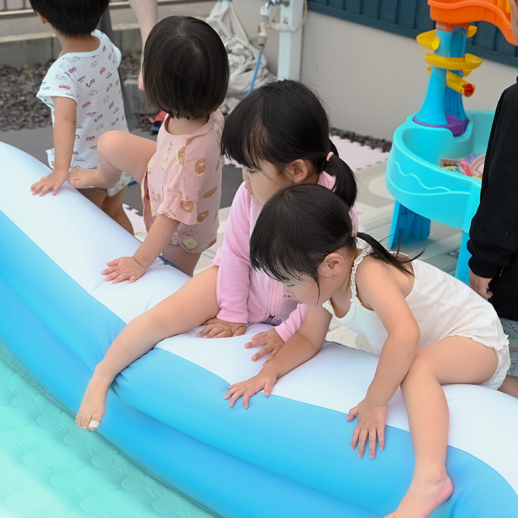 プールに入る子ども達