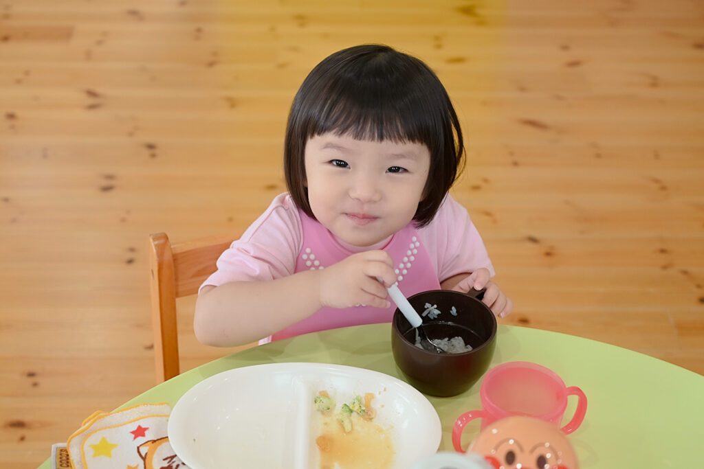 「おいしい！」の声が響く、 できたてほかほか給食