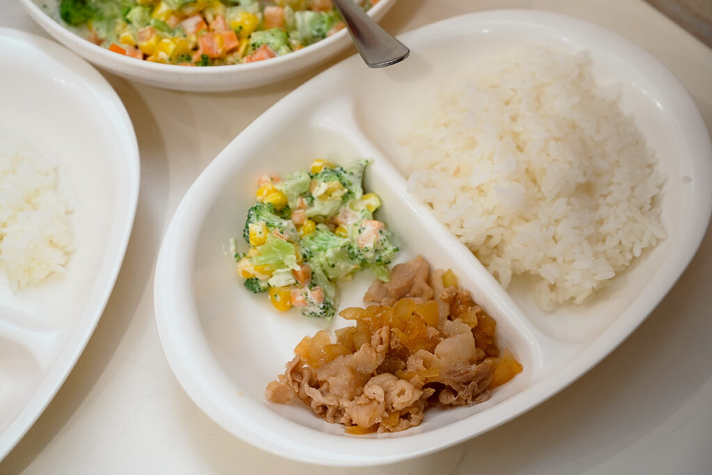 「おいしい！」の声が響く、 できたてほかほか給食
